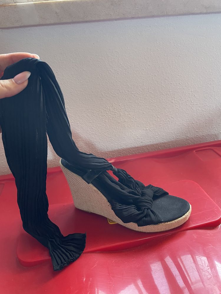 Sandálias em tecido preto