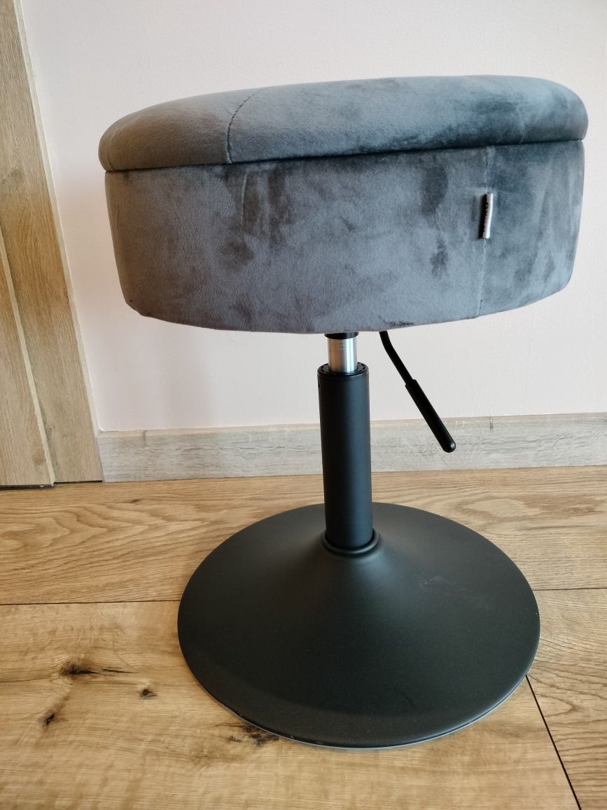 Nowy taboret obrotowy