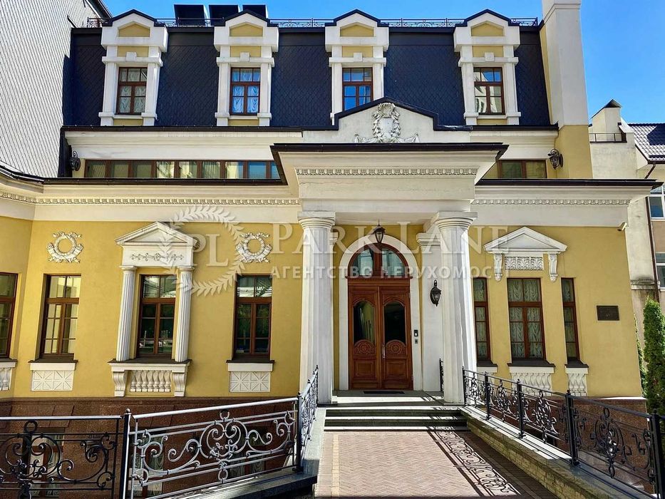 Продам маєток в центрі міста, вул. Володимирська 49б