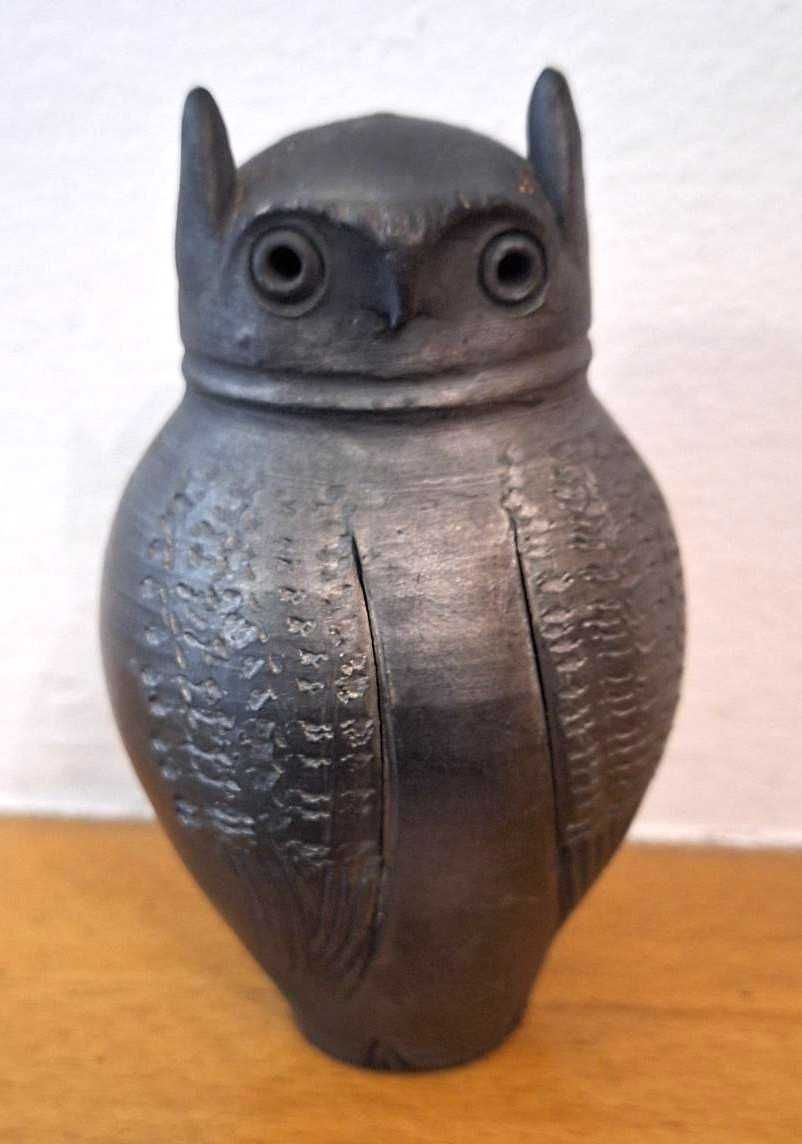Escultura de mocho em barro preto de Bisalhães