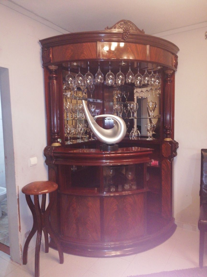 Vitrine e bar de canto em mogno