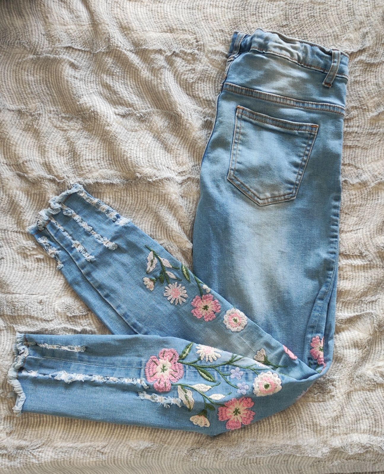 Wiosenne haftowane jeansy