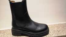 Botins novos em pele