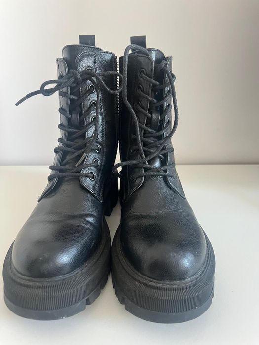 Glany czarne trapery