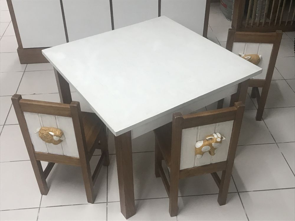 Mesa e Cadeiras de Criança