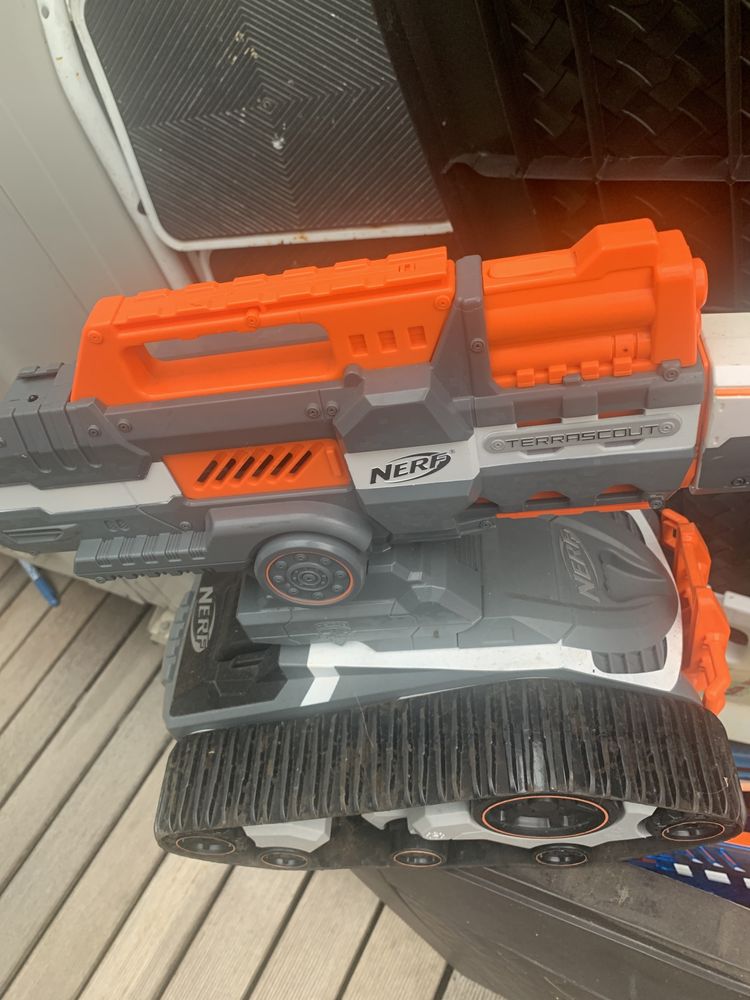 vendo caixa cheia de armas de brincar nerf, incluindo tank nerf.