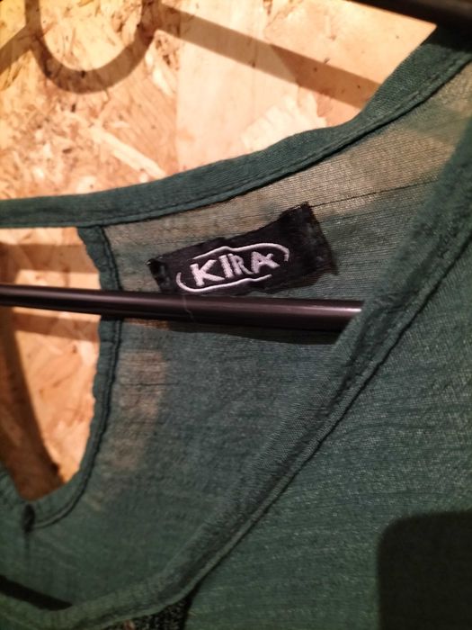 Camisola verde com aplicações de lantejoulas