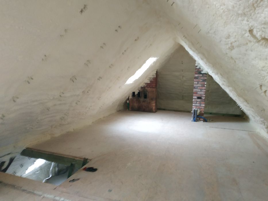 Ocieplanie pianą PUR poliuretanowa izolacja natryskowa pianką Dachu