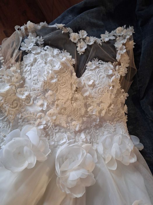 Весільна пишна а-силуетСукня з 3-д квітами. Айворі. . Сучасна Класика.