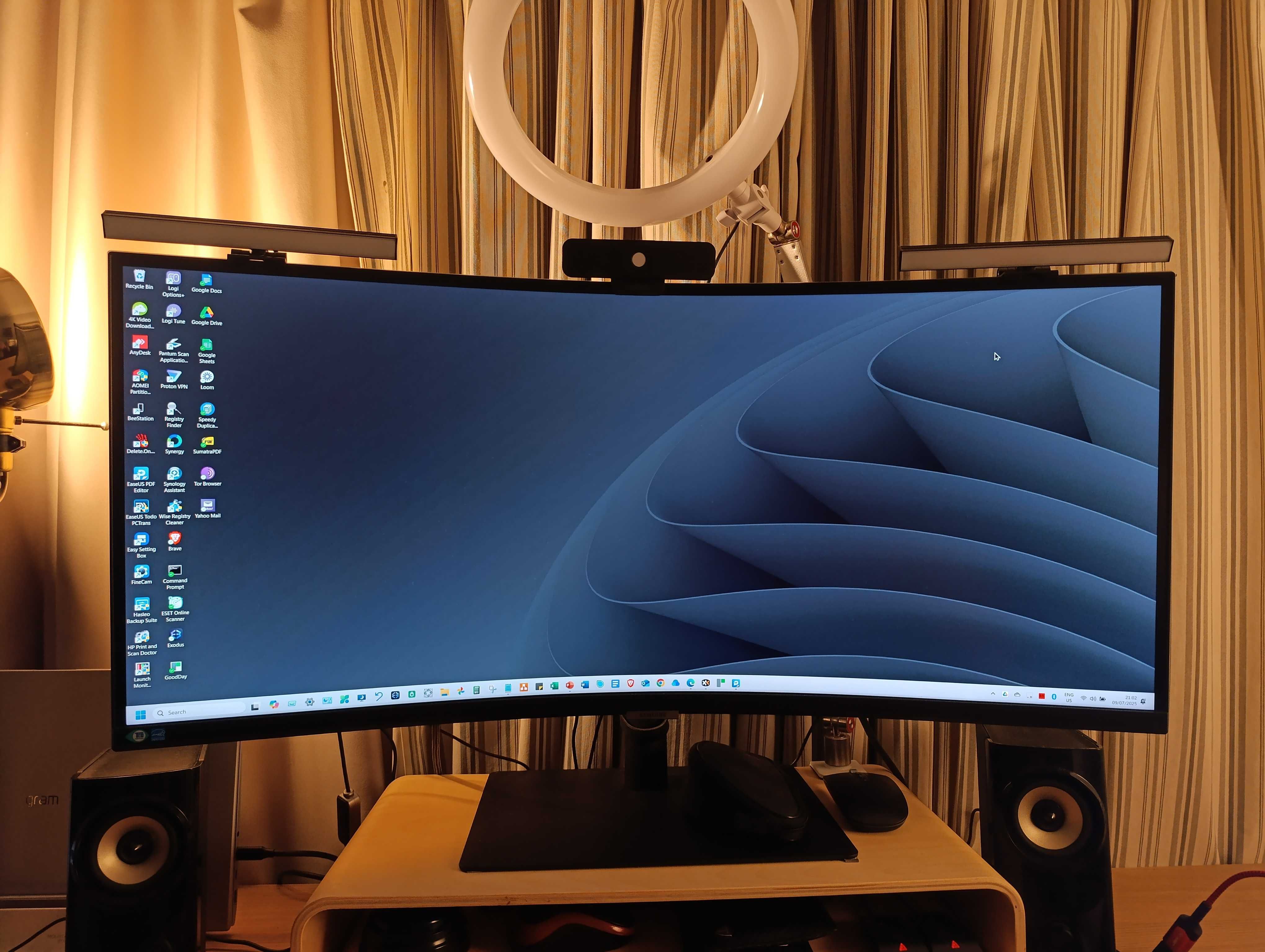 1 X SAMSUNG ViewFinity S6 34'' WQHD Curved Professional Monitor