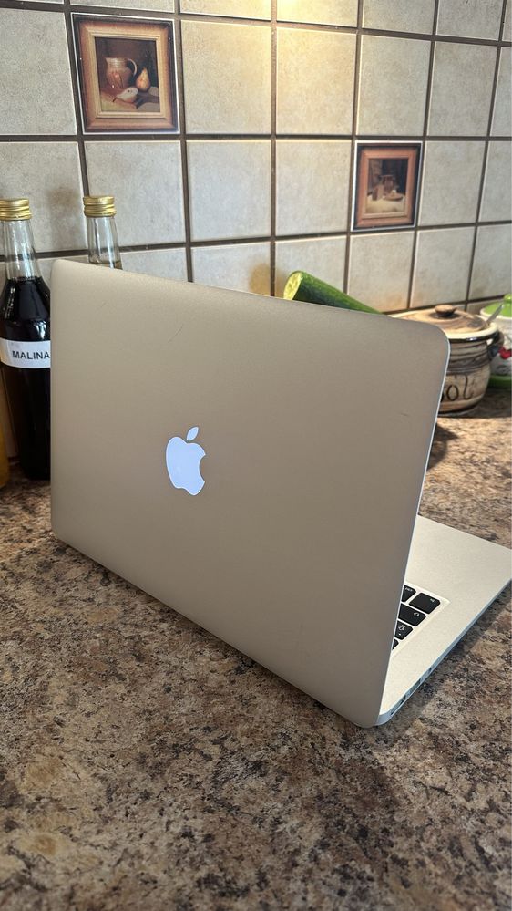 Laptop MacBook Apple - super stan