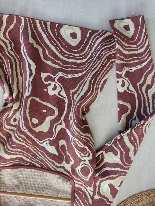 Sweterek z kwadratowym dekoltem XS 34 Mohito brudny róż we wzory