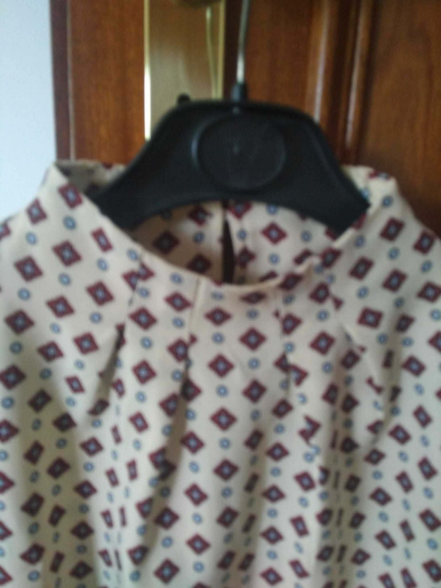 Blusa estampada gola subida