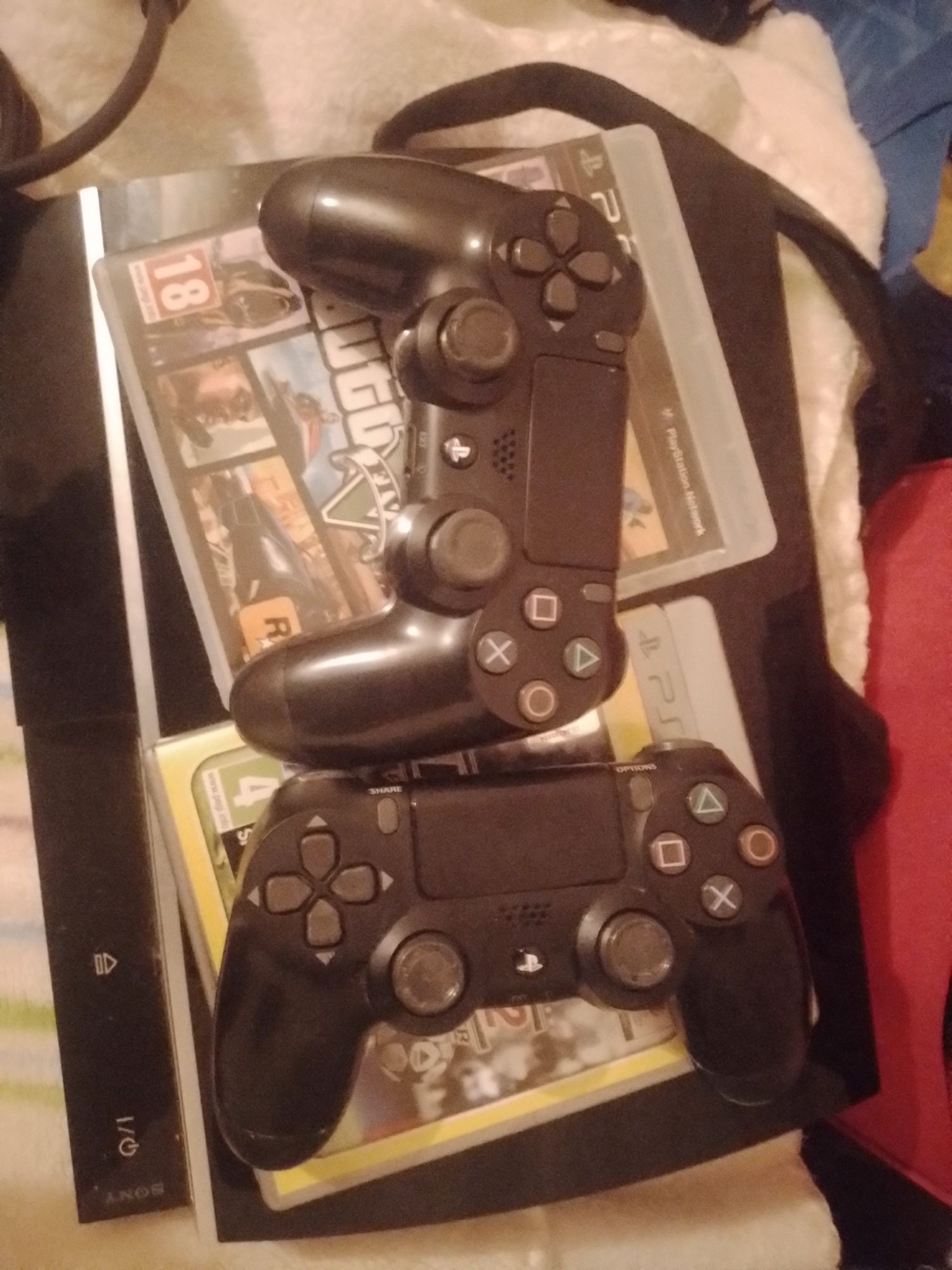 PS3 com 2 comandos e 2 jogos
