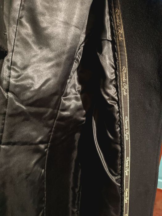 Чорне пальто з хутряним коміром.