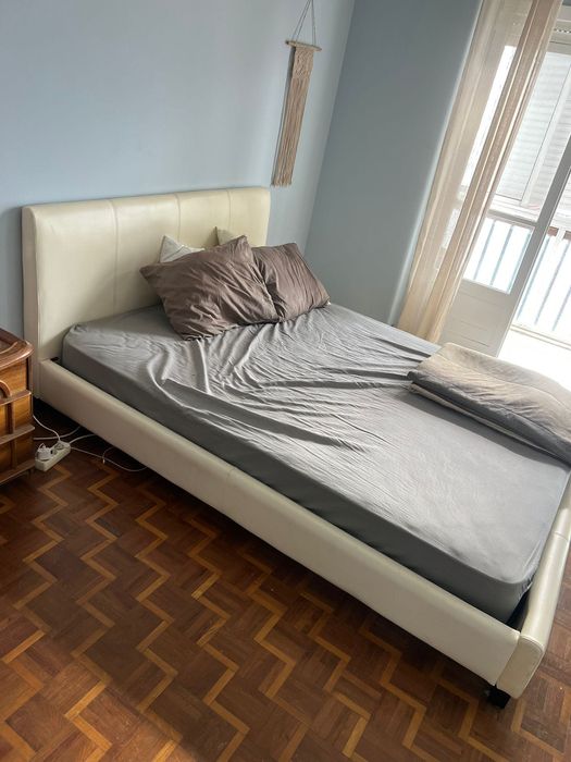 Cama + colchão branca pele