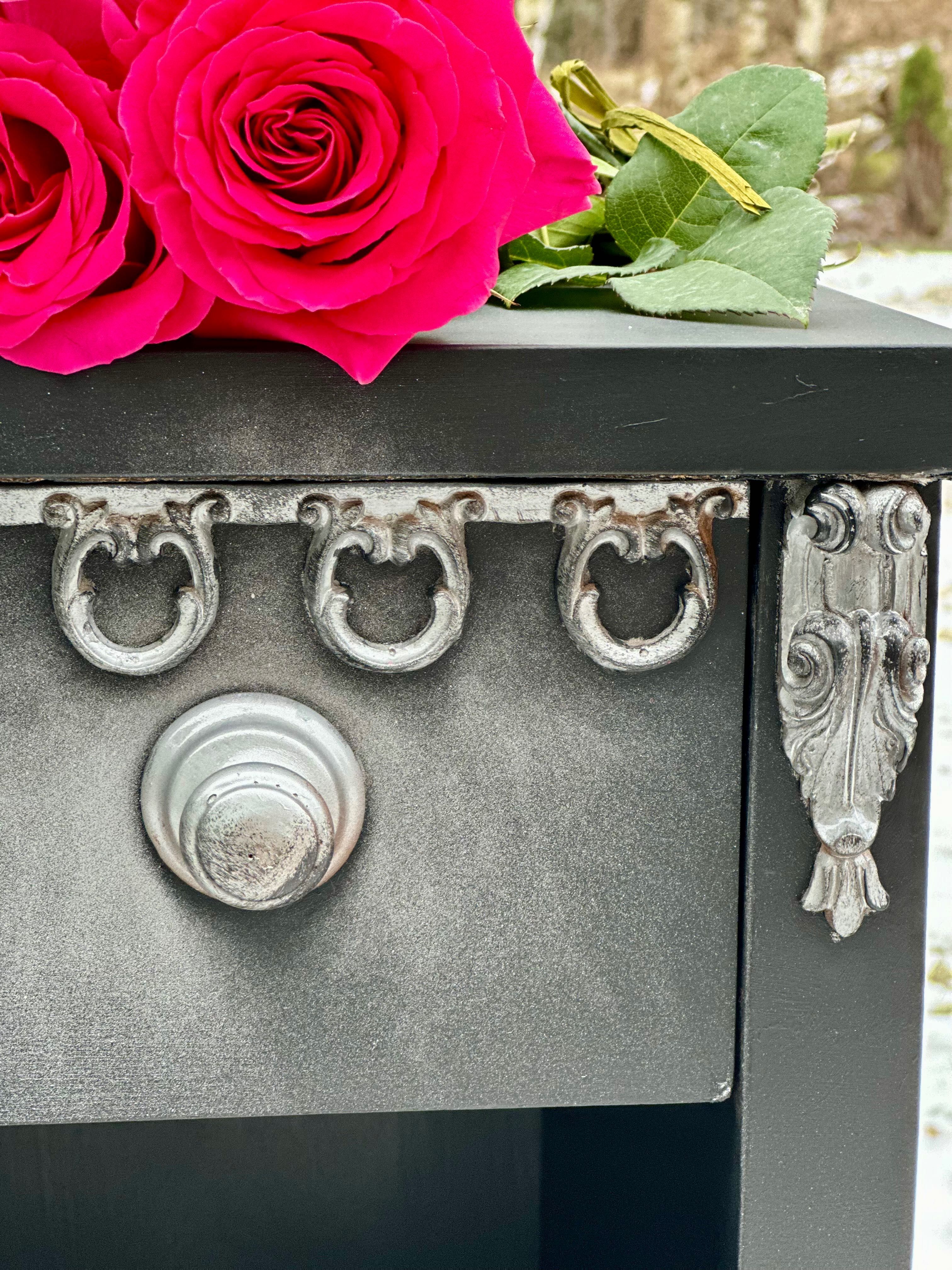 Czarna szafka ze srebrnymi dekorami, oryginalna