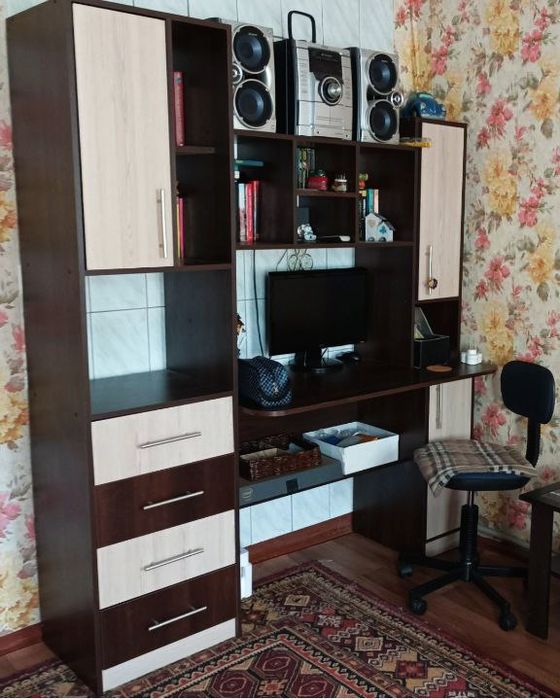 Компьютерний стіл, стінка