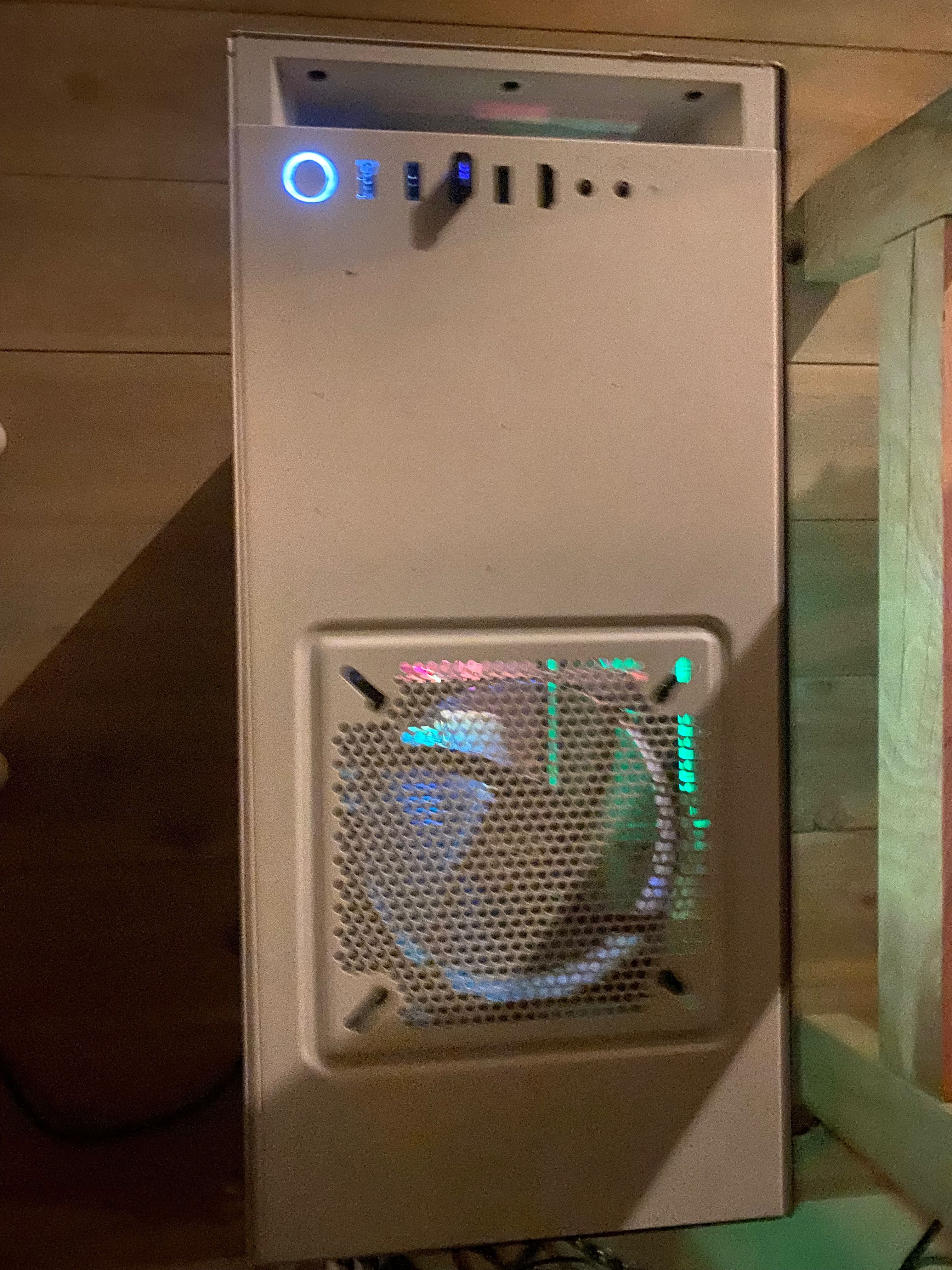 Komputer stacjonarny+monitor i klawiatura i myszka