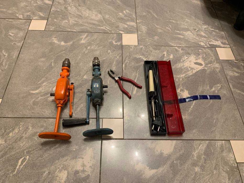 Narzędzia, wiertarki 3 szt., lutownice 2 szt, podnośnik samochodowy