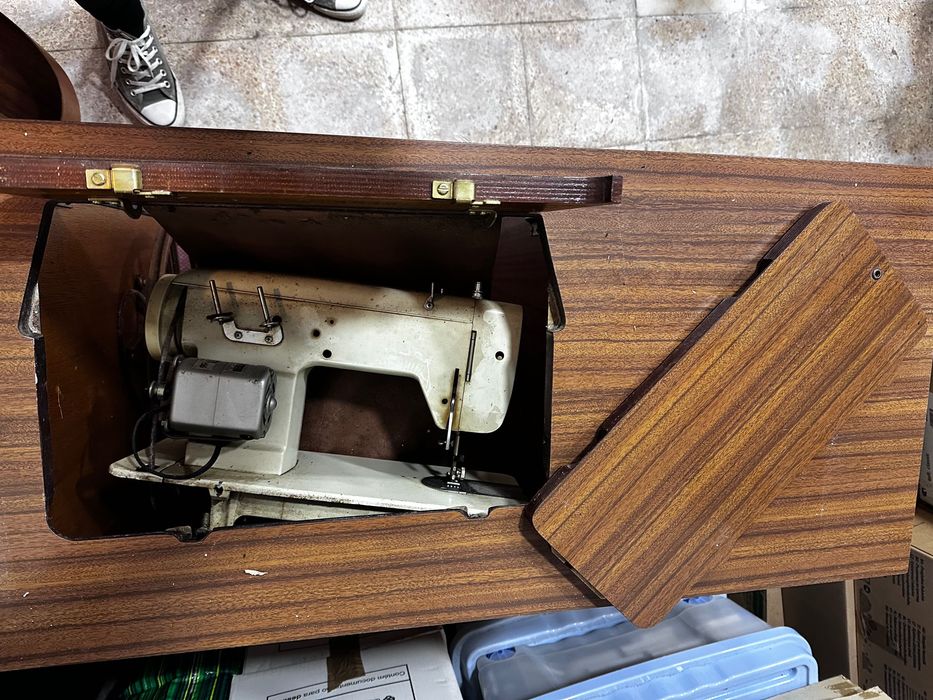 Máquina costura com móvel