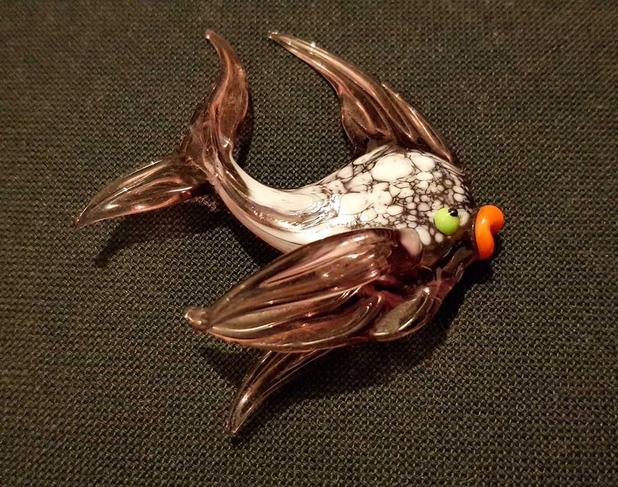 Peixe de vidro soprado manualmente