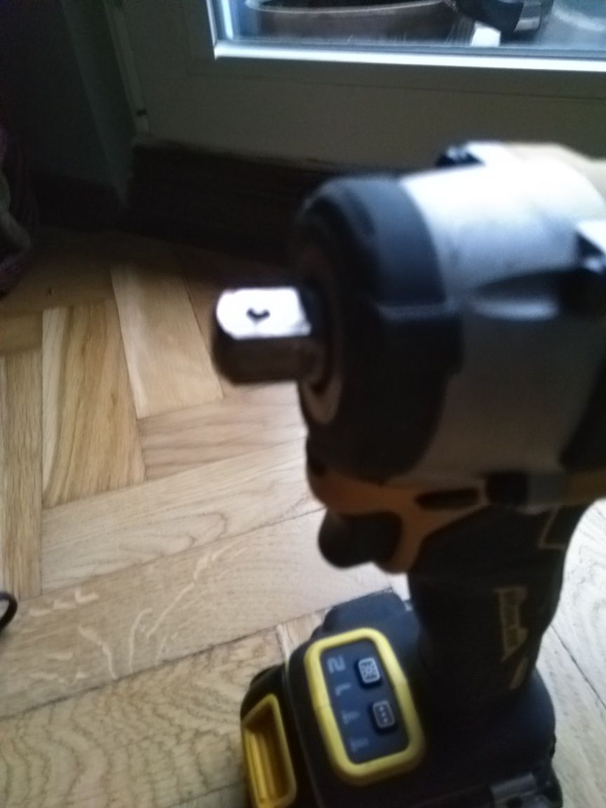 Klucz udarowy Zakrętarka Wkrętarka Dewalt DCF922 18V 1/2" 406Nm 2023r