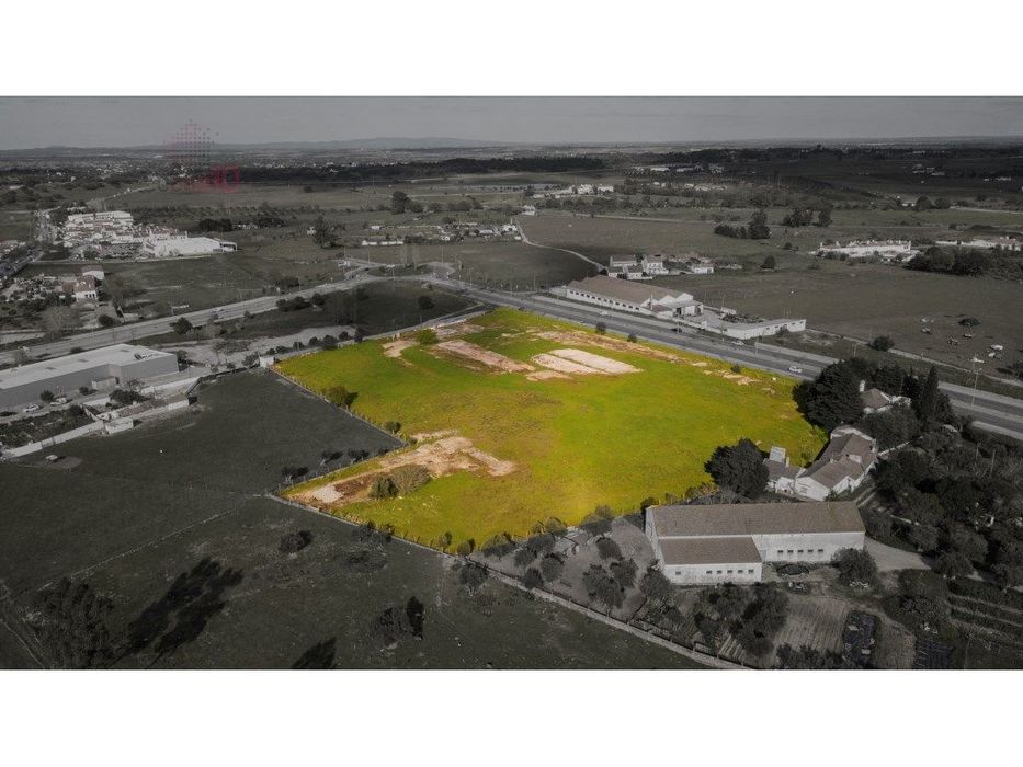 Vende-se fantástico terreno para construção em Évora