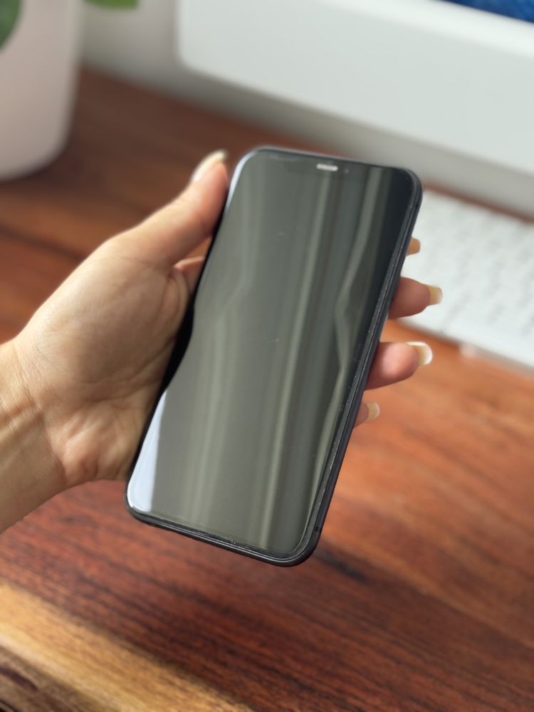 iPhone 11 z etui Spigen