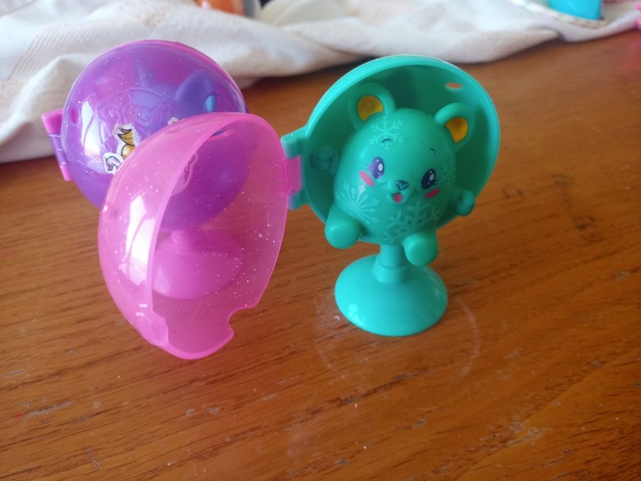 2 plastykowe globusy z zabawką