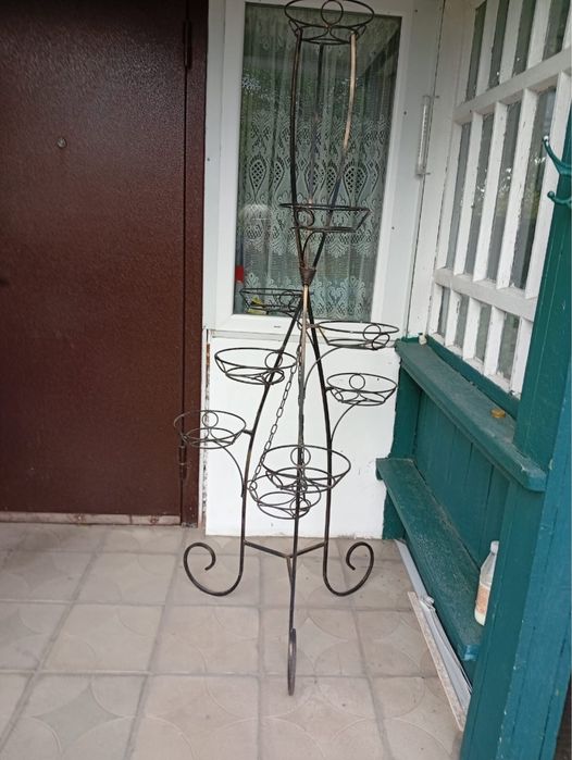 Кована підставка для квітів