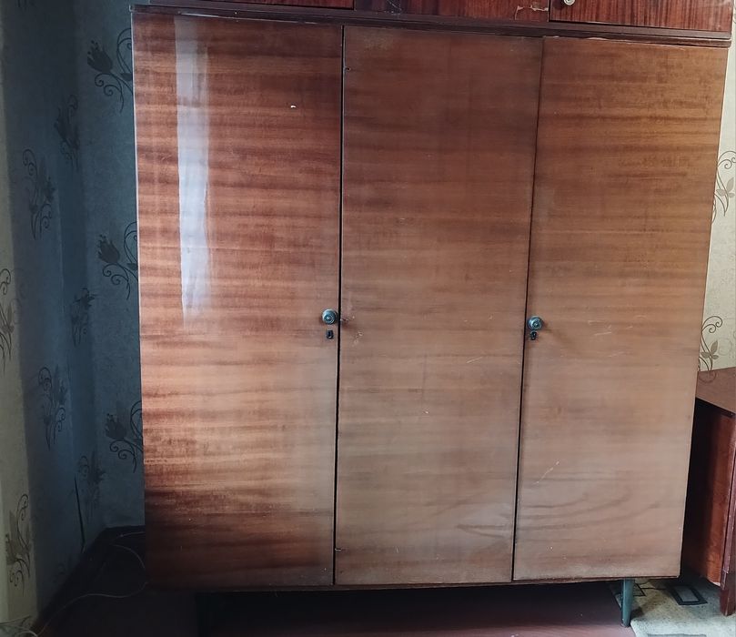Продам шифонер, стол, стол книжку