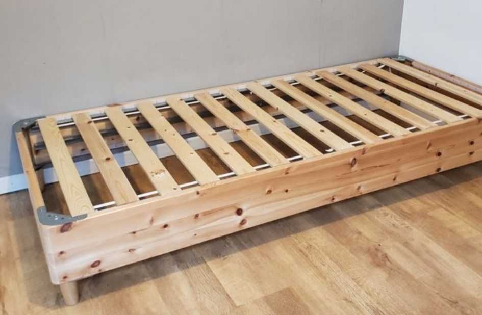 Cama em pinho maciço