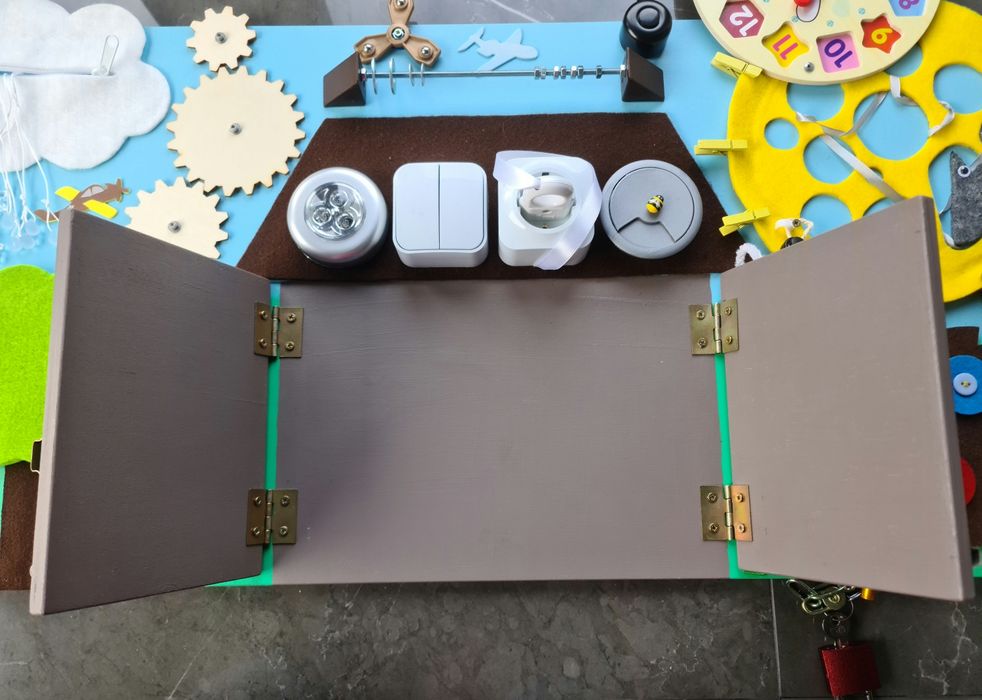 Tablica manipulacyjna sensoryczna edukacyjna