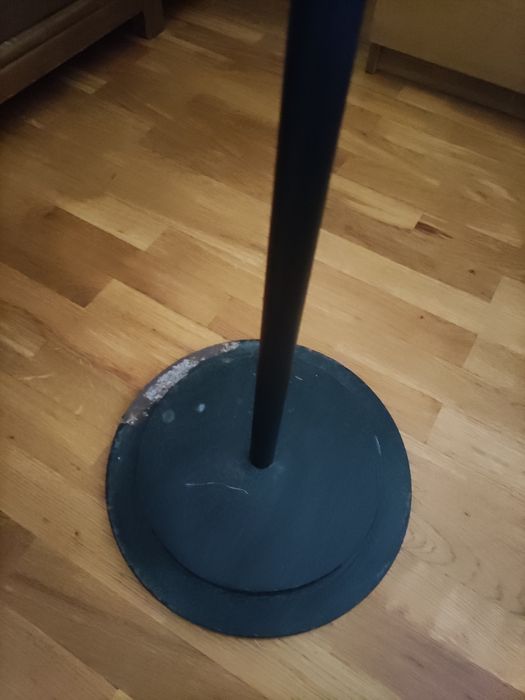 Bengaleiro em ferro preto opaco.