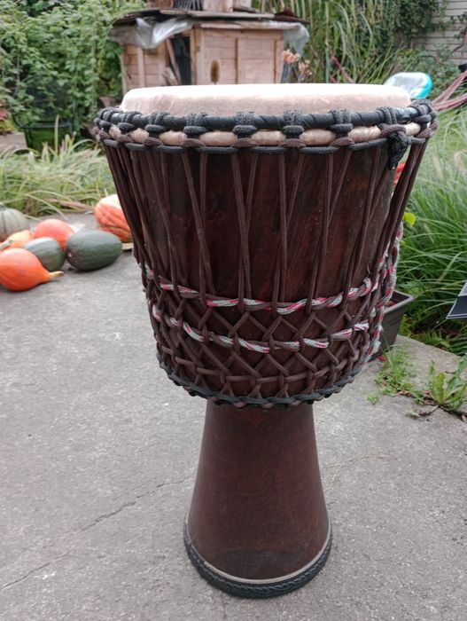 Djembe Olcha bęben rodzimej produkcji.
