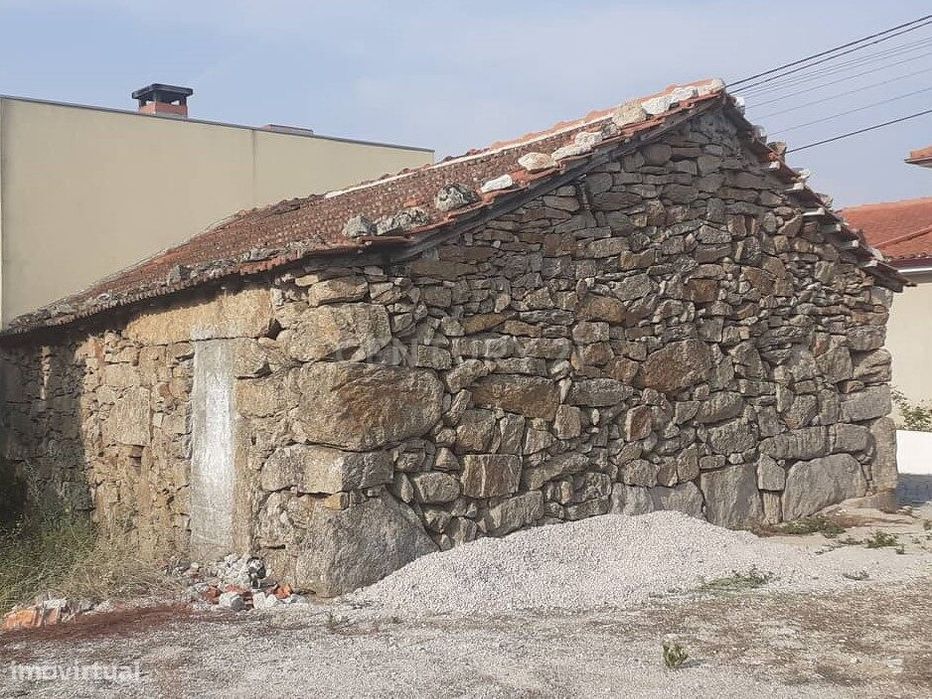 Terreno em zona de construção a 100m da EN2