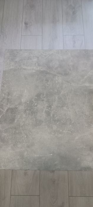 Stolik plus mniejszy stolik w kolorze popielatym