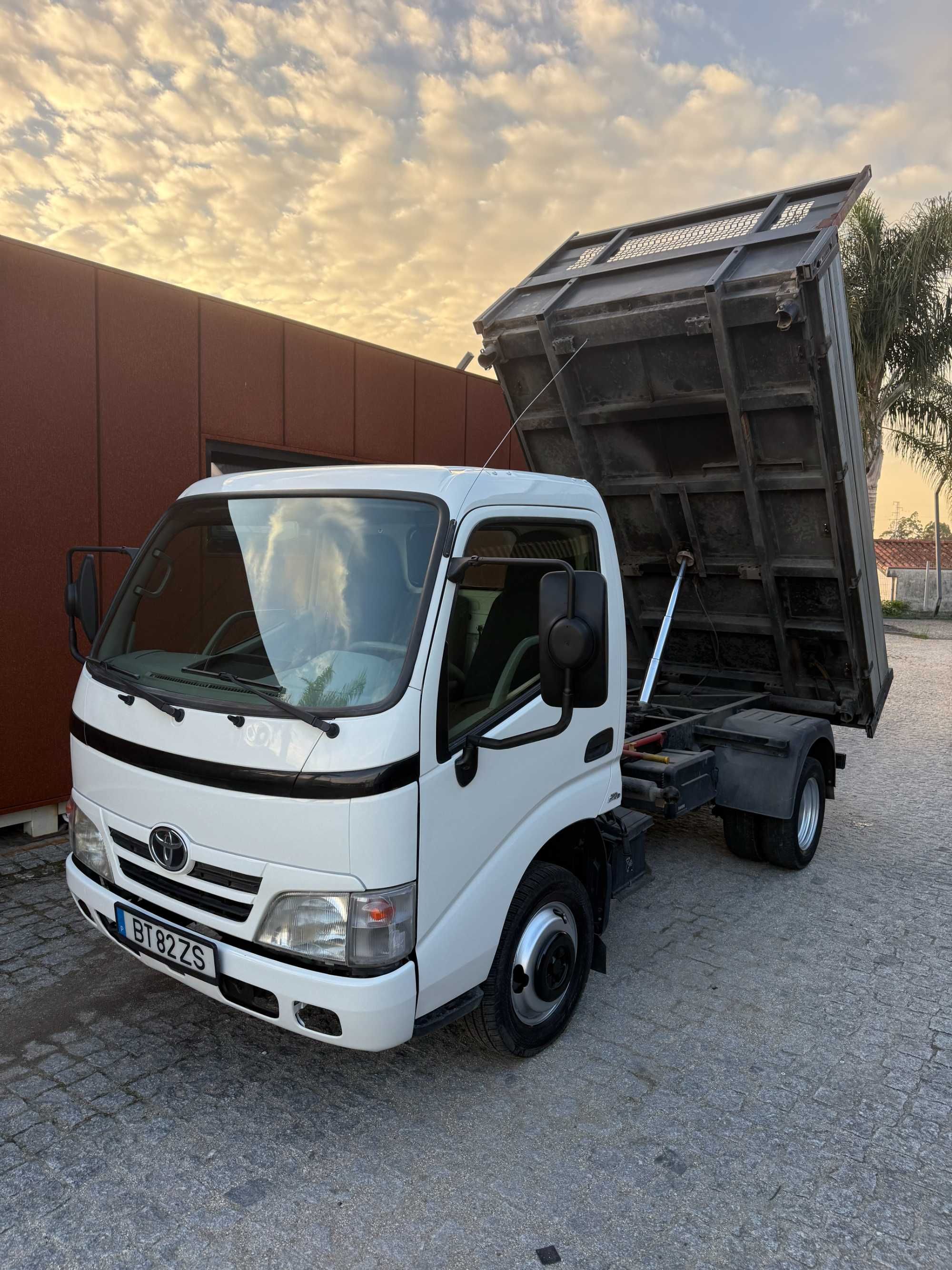 Carrinha Toyota dyna tribasculante
