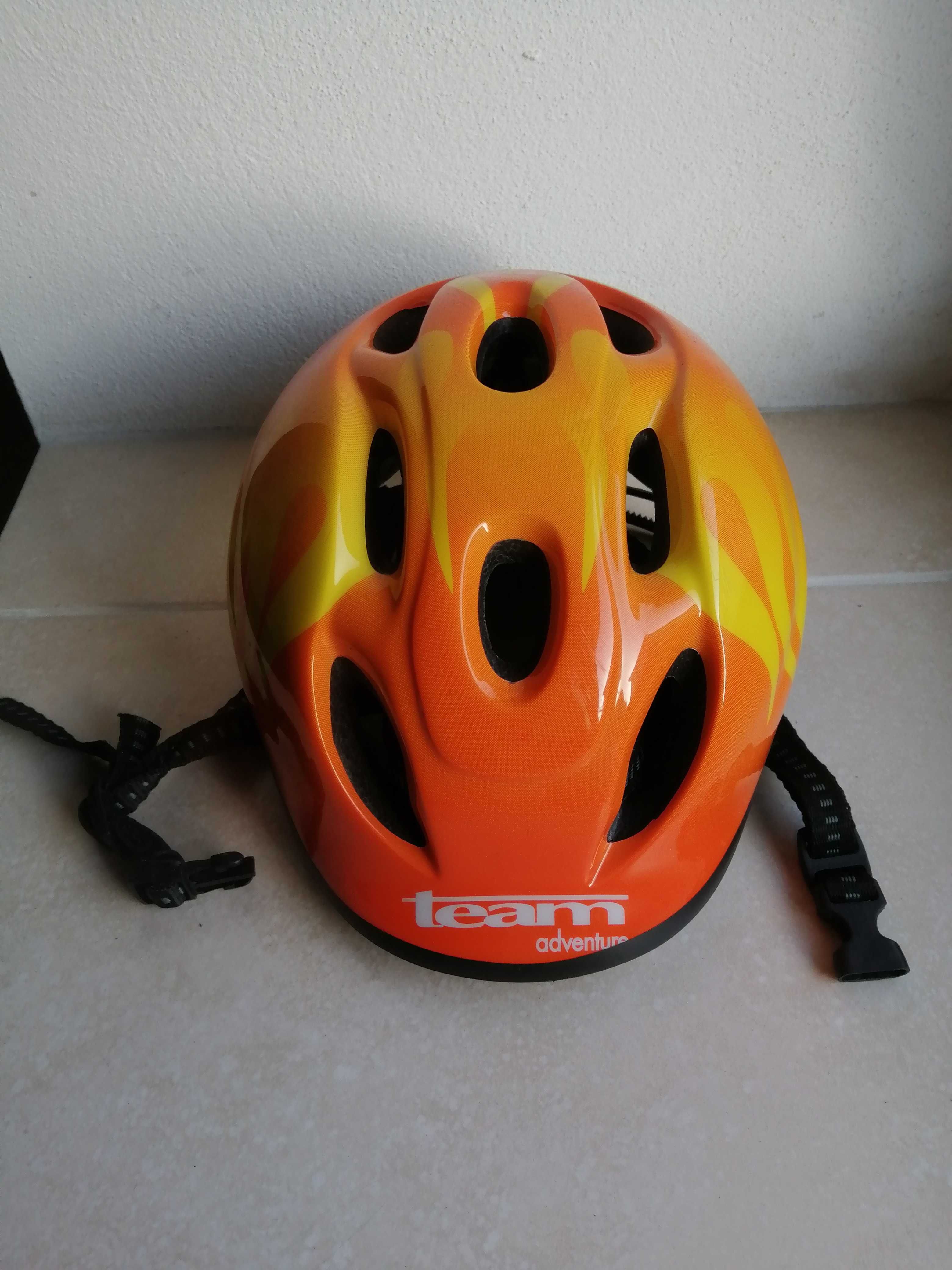 Capacete de menina com uma oferta