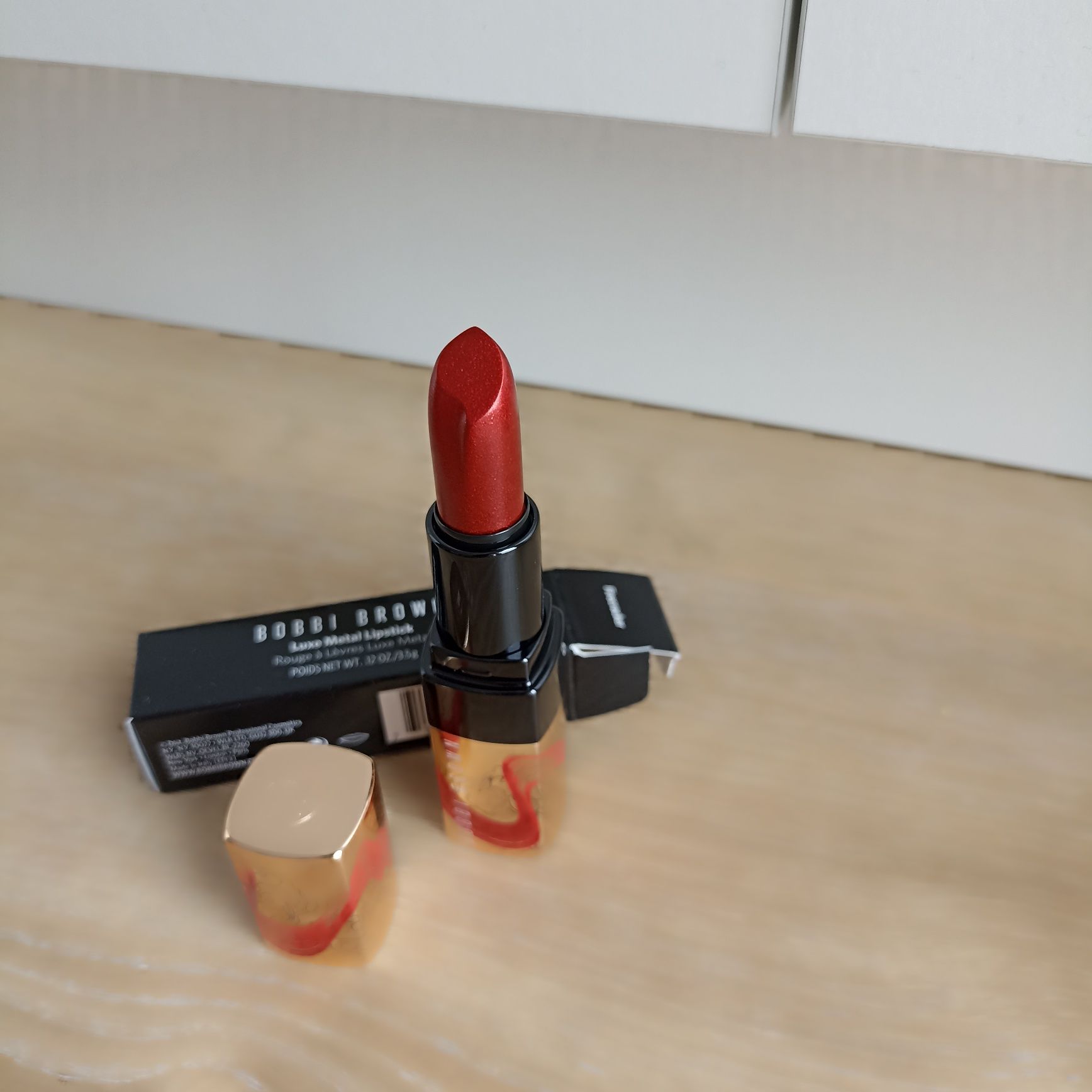 Drobinkowa brokatowa pomadka bobbi brown luxe metal lipstick firecrack