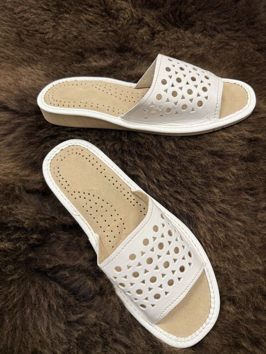 Kapcie/pantofle skórzane odkryte damskie na podwyższeniu