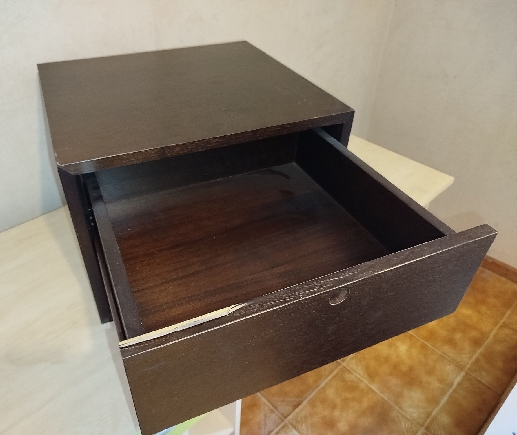 Mesa de cabeceira.
