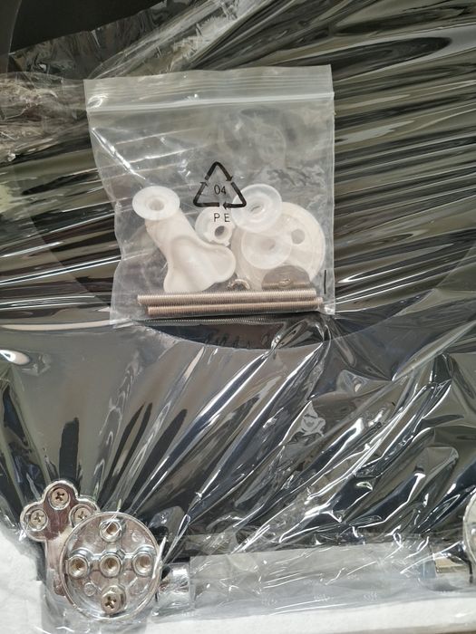 Drewniana deska sedesowa z regulowanymi zawiasami  czarna 43x37