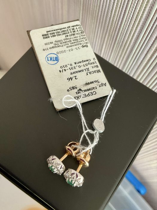 Сережки с бриллиантами. Пусеты изумруд и диамант. Кульчики золото.