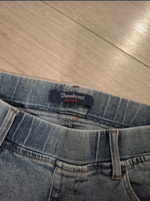 Jasnoniebieskie dzinsy bawełniane