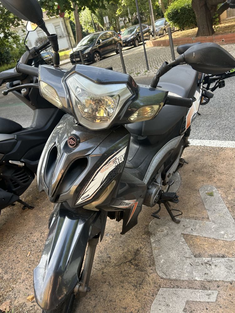 Boa motocicleta usada, ignição emas, então só pode ser usado