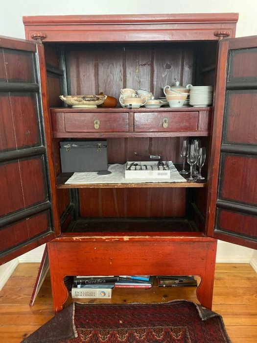 Movel antigo alto e aparador chinês. Sangue de boi.