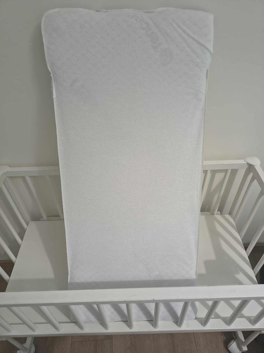 Łóżeczko dostawką jeżdżące, materac 90x40