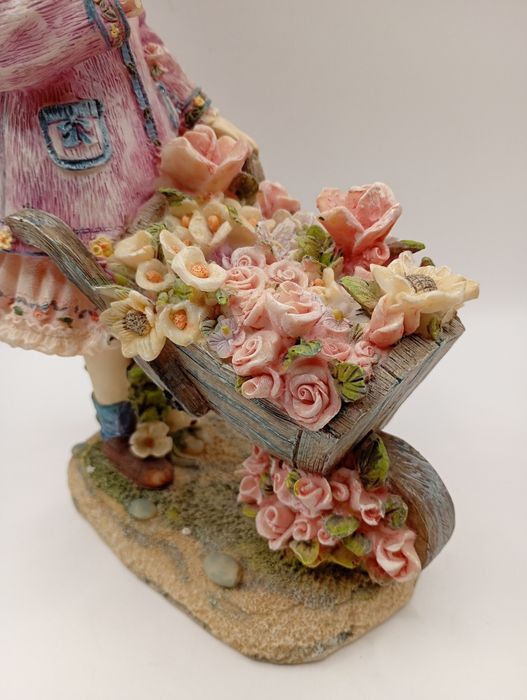 Figurka dziewczynki z taczką